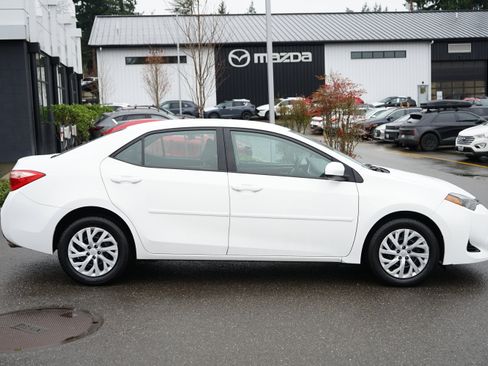 Used 2018 Toyota Corolla LE image 2