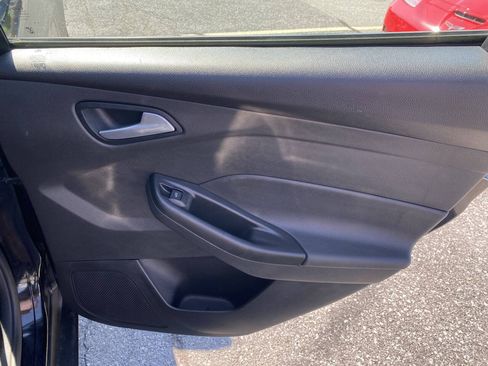 Used 2018 Ford Focus SE w/ Cold Weather Package FWD image 19