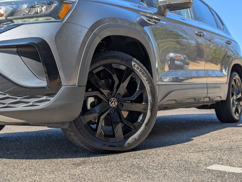 Used 2024 Volkswagen Taos SE image 35