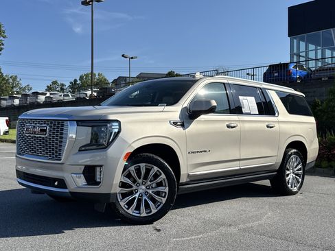 Used 2022 GMC Yukon XL Denali AWD/4WD image 5
