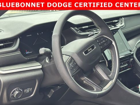 Used 2025 Jeep Grand Cherokee L Laredo RWD image 10