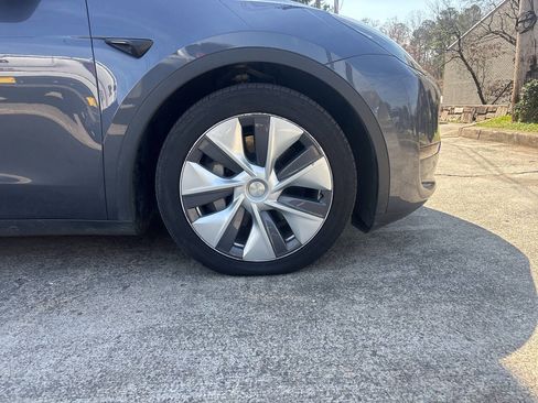 Used 2023 Tesla Model Y AWD image 19