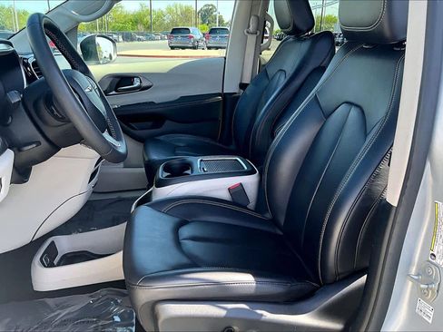 Used 2023 Chrysler Pacifica Touring-L image 7