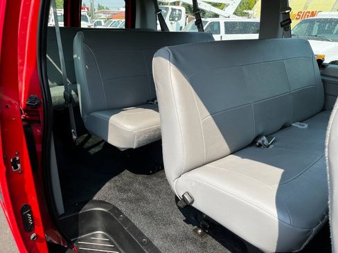 Used 2006 Ford E-350 and Econoline 350 Super Duty Wagon RWD image 15