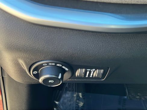 Used 2024 Jeep Compass Latitude image 25