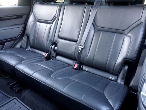 Used 2018 Land Rover Discovery SE image 12