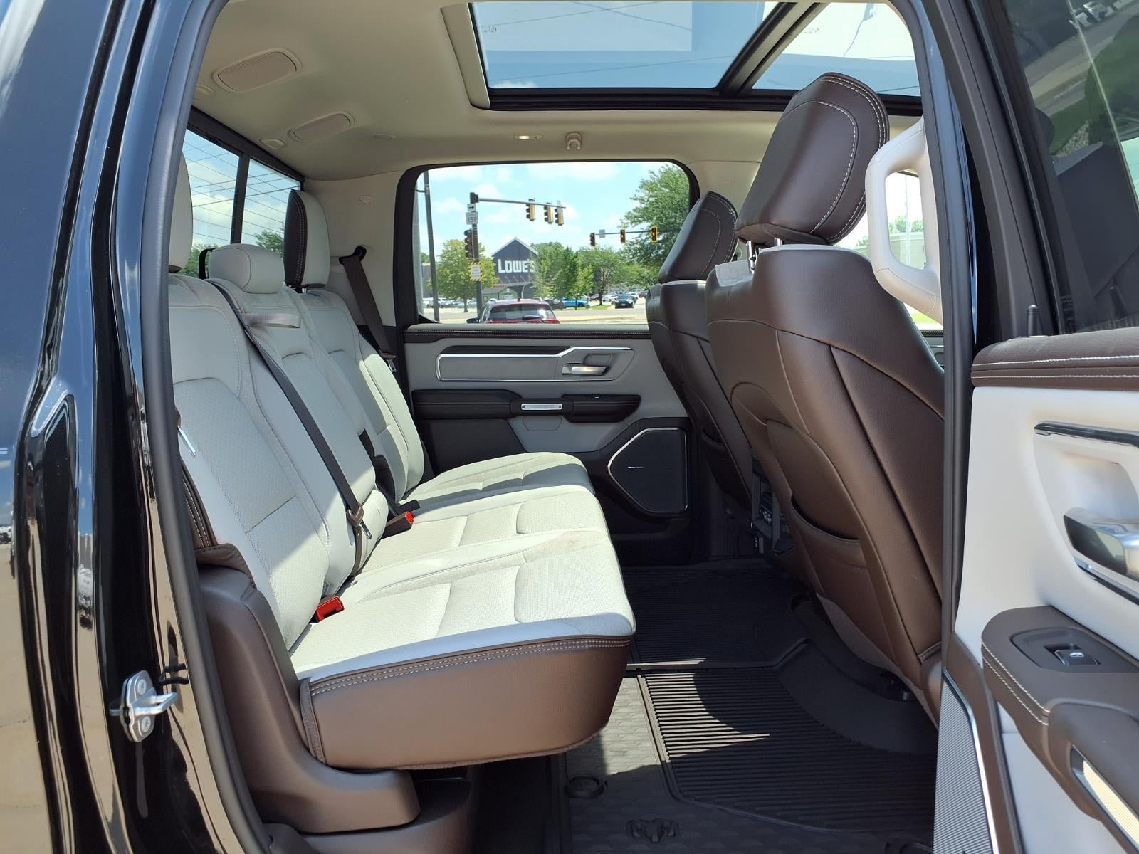 Used 2025 RAM 1500 Laramie AWD/4WD image 36
