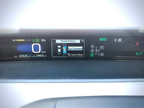 Used 2017 Toyota Prius Prime Advanced w/ Carpet Mat Package FWD image 28