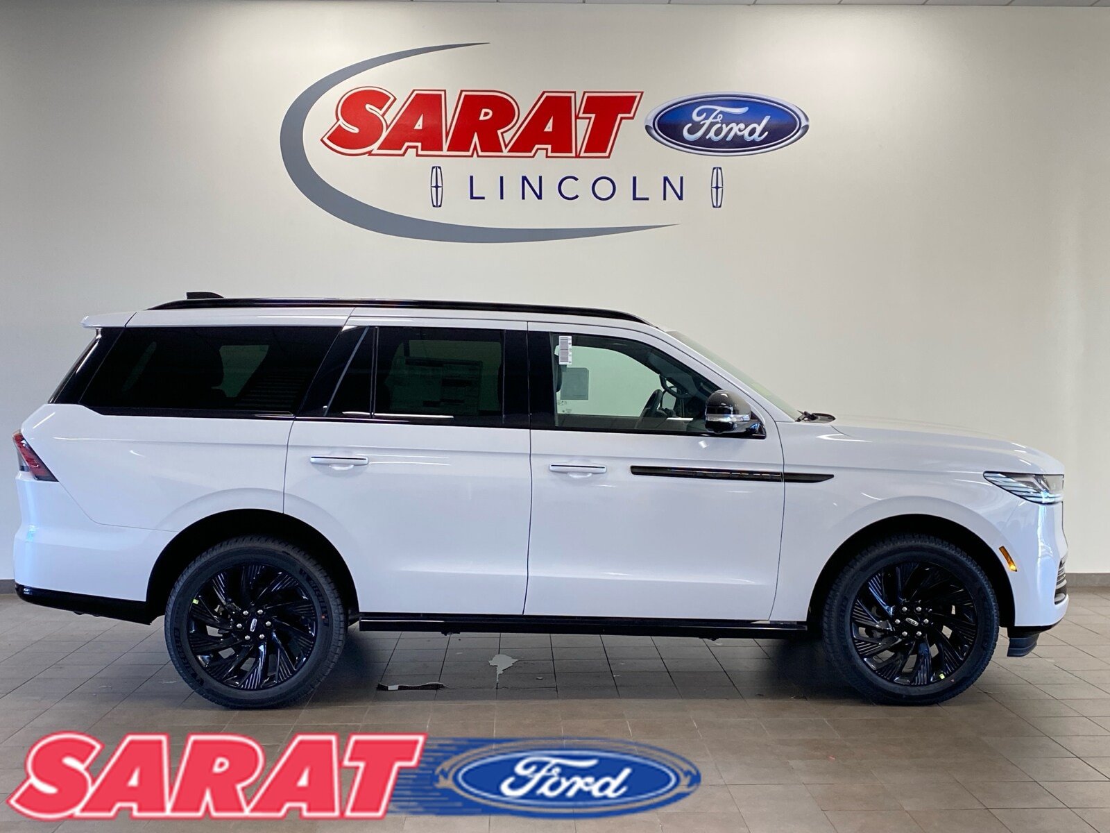 New 2025 Lincoln Navigator Reserve w/ Jet Appearance Package AWD/4WD image 1
