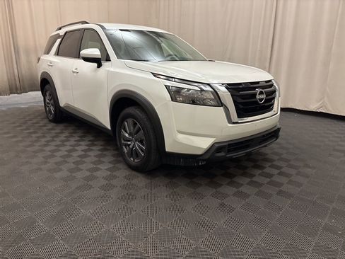 Used 2025 Nissan Pathfinder SV image 3