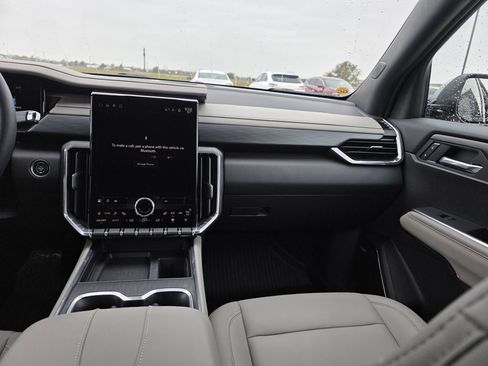 Used 2025 GMC Acadia Elevation w/ Elevation Premium Package image 12