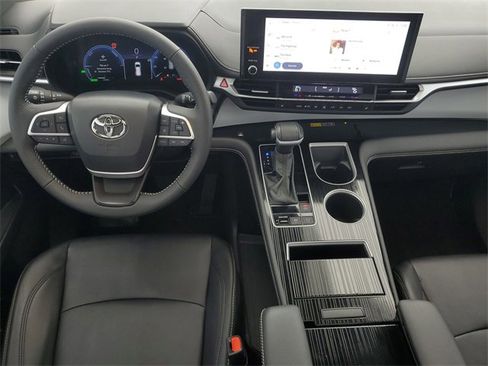 Used 2025 Toyota Sienna XSE image 17