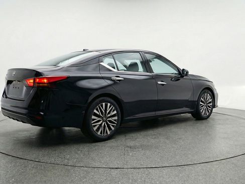 Used 2025 Nissan Altima 2.5 SV FWD image 9