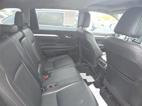 Used 2019 Toyota Highlander XLE w/ Carpet Mat Package (TMS) AWD/4WD image 10