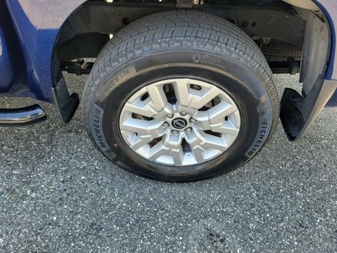 Used 2022 Nissan Frontier SV AWD/4WD image 6