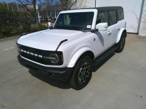 Used 2023 Ford Bronco Outer Banks image 5