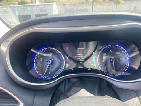 Used 2023 Chrysler Pacifica Touring-L image 41