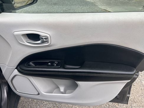 Used 2019 Jeep Compass Latitude w/ Cold Weather Group FWD image 21