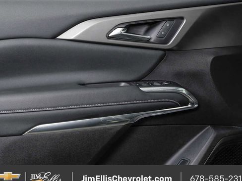 Used 2025 Chevrolet Traverse LT image 6