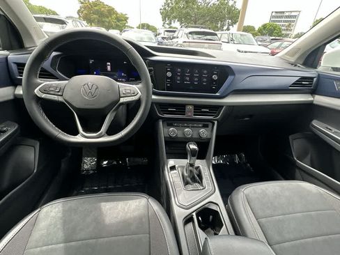 Used 2022 Volkswagen Taos SE w/ Panoramic Sunroof Package FWD image 17