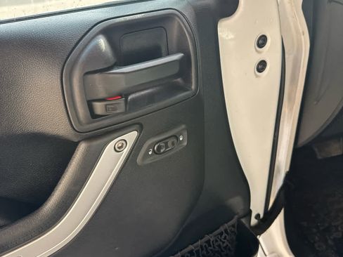 Used 2016 Jeep Wrangler Unlimited Sahara w/ Connectivity Group image 16