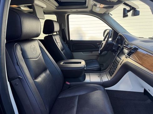 Used 2011 Cadillac Escalade Platinum image 35