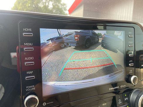 Used 2021 Toyota Highlander XLE AWD/4WD image 17