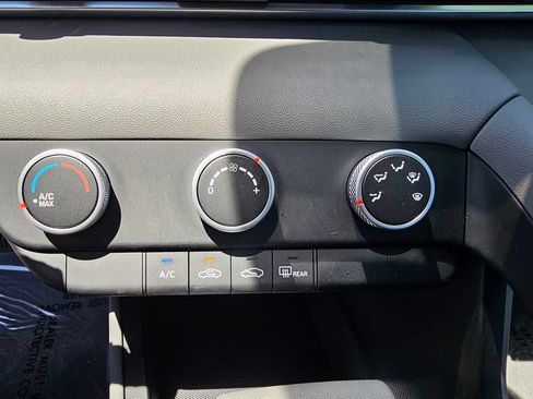 Certified 2025 Hyundai Elantra SE FWD image 30