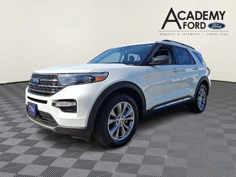 Certified 2022 Ford Explorer XLT w/ Equipment Group 202A AWD/4WD image 3