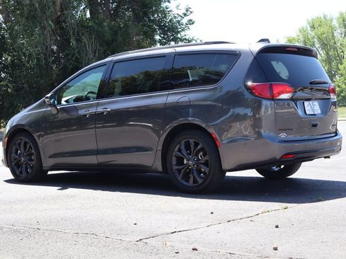 Used 2019 Chrysler Pacifica Limited w/ Advanced Safetytec Group FWD image 7