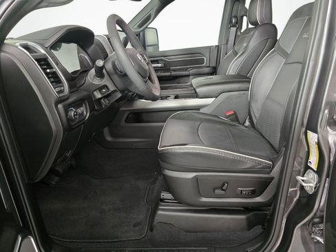 Used 2025 RAM 3500 Laramie AWD/4WD image 18