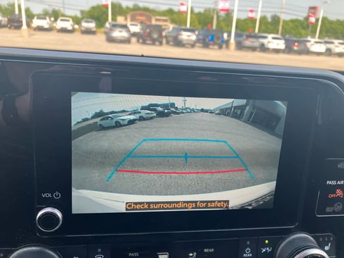 Used 2023 Toyota Highlander XLE AWD/4WD image 23