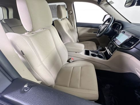 Used 2022 Jeep Grand Cherokee Laredo E AWD/4WD image 26