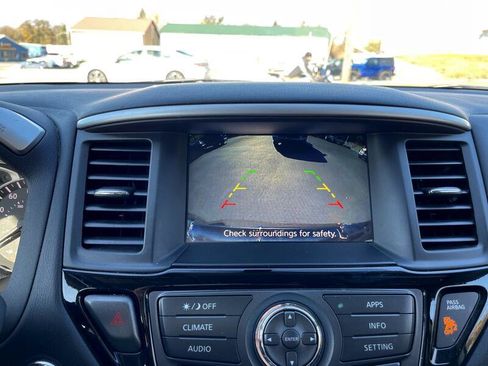 Used 2019 Nissan Pathfinder S image 19