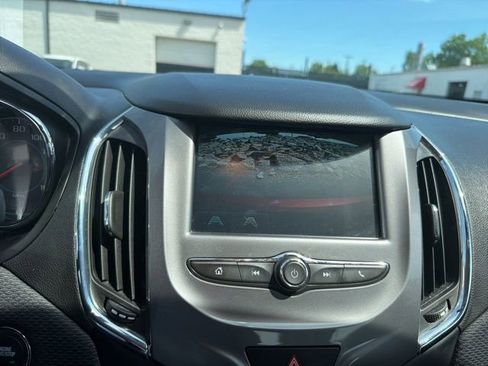 Used 2018 Chevrolet Cruze LT w/ Convenience Package FWD image 12