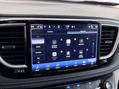 Used 2024 Chrysler Pacifica Limited image 26