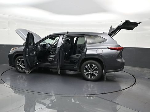 Used 2021 Toyota Highlander XLE AWD/4WD image 34