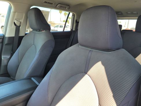 Used 2021 Toyota Highlander LE FWD image 16