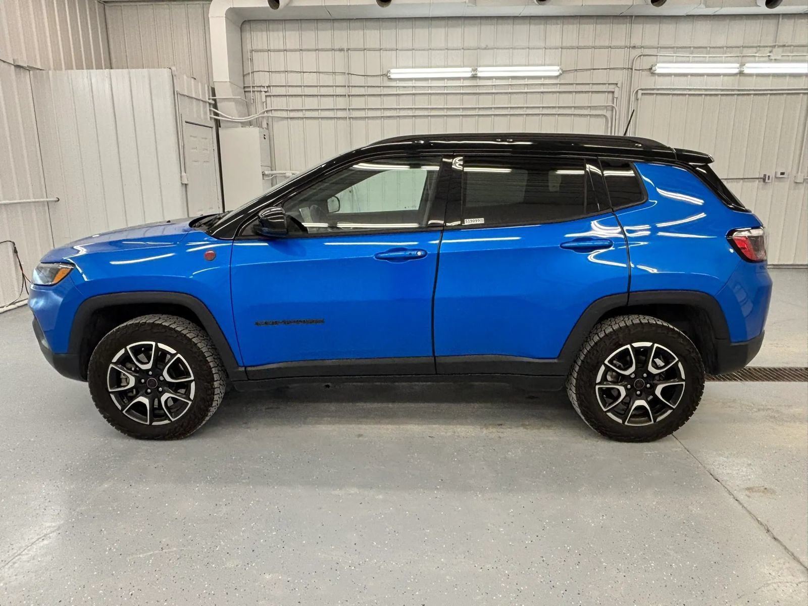 Used 2025 Jeep Compass Trailhawk w/ Trailhawk Convenience Group AWD/4WD image 7