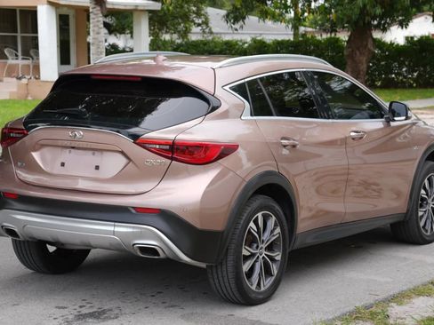 Used 2018 INFINITI QX30 Premium w/ Navigation Package AWD/4WD image 6