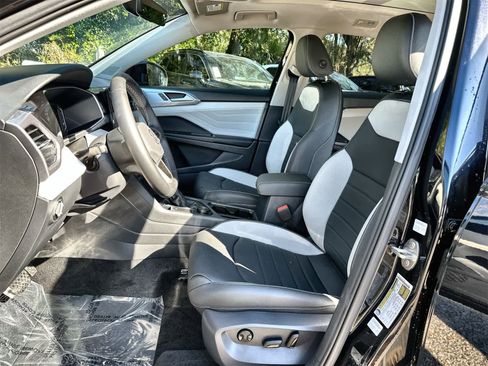 Used 2025 Volkswagen Taos SEL image 11