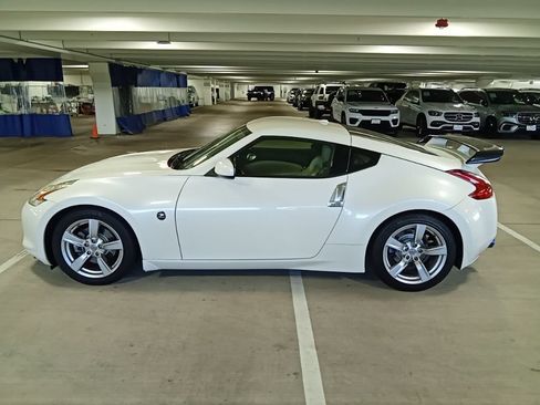 Used 2010 Nissan 370Z Touring RWD image 8