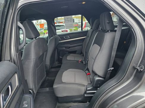 Used 2018 Ford Explorer XLT image 9