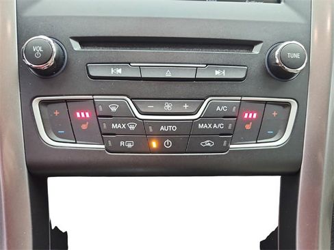 Used 2018 Ford Fusion SE w/ Fusion SE Technology Package image 16