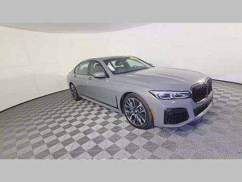 Used 2022 BMW 740i w/ M Sport Package RWD image 34