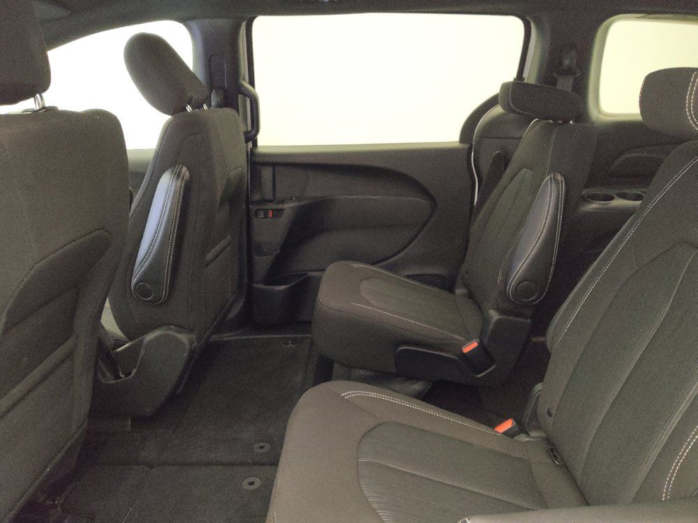 Used 2024 Chrysler Pacifica Touring FWD image 18