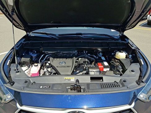 Used 2025 Toyota Highlander LE AWD/4WD image 28