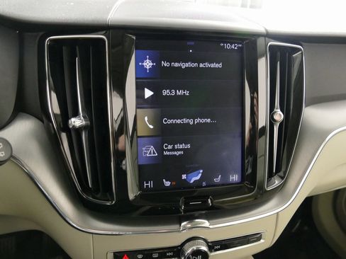 Used 2019 Volvo XC60 T6 Momentum w/ Premium Package image 17