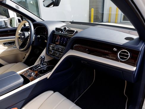 Used 2023 Bentley Bentayga Extended Wheelbase image 54