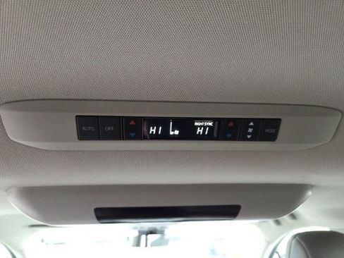 Used 2021 Toyota Sienna Limited image 26